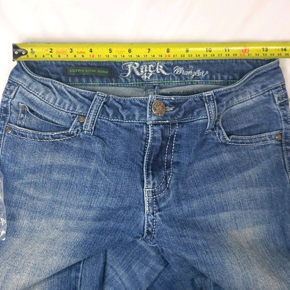 Wrangler Rock 47 Low Rise Flared Studded Jeans - Women's Size 1 - Picture 14 of 14